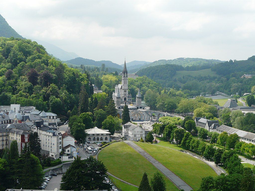 La basilique de lImmaculéeConception et la basilique NotreDame du Rosaire Lourdes HautesPyrénées France