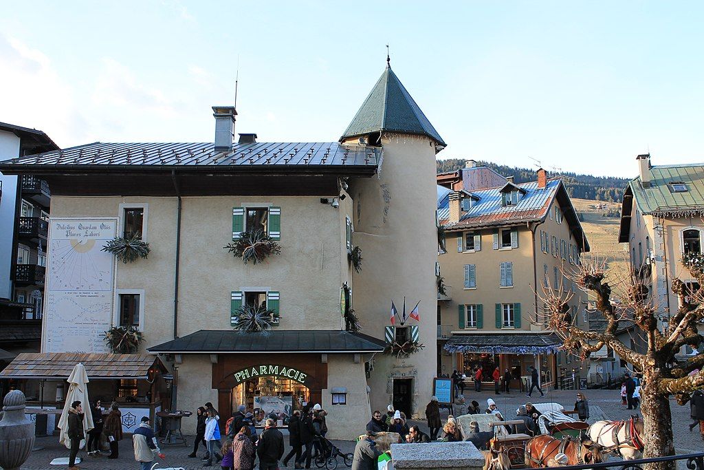 Donjon dit  La Tour de DemiQuartier  ancienne maison de la famille de Capré situé sur la commune de Megève et mairie de DemiQuartier