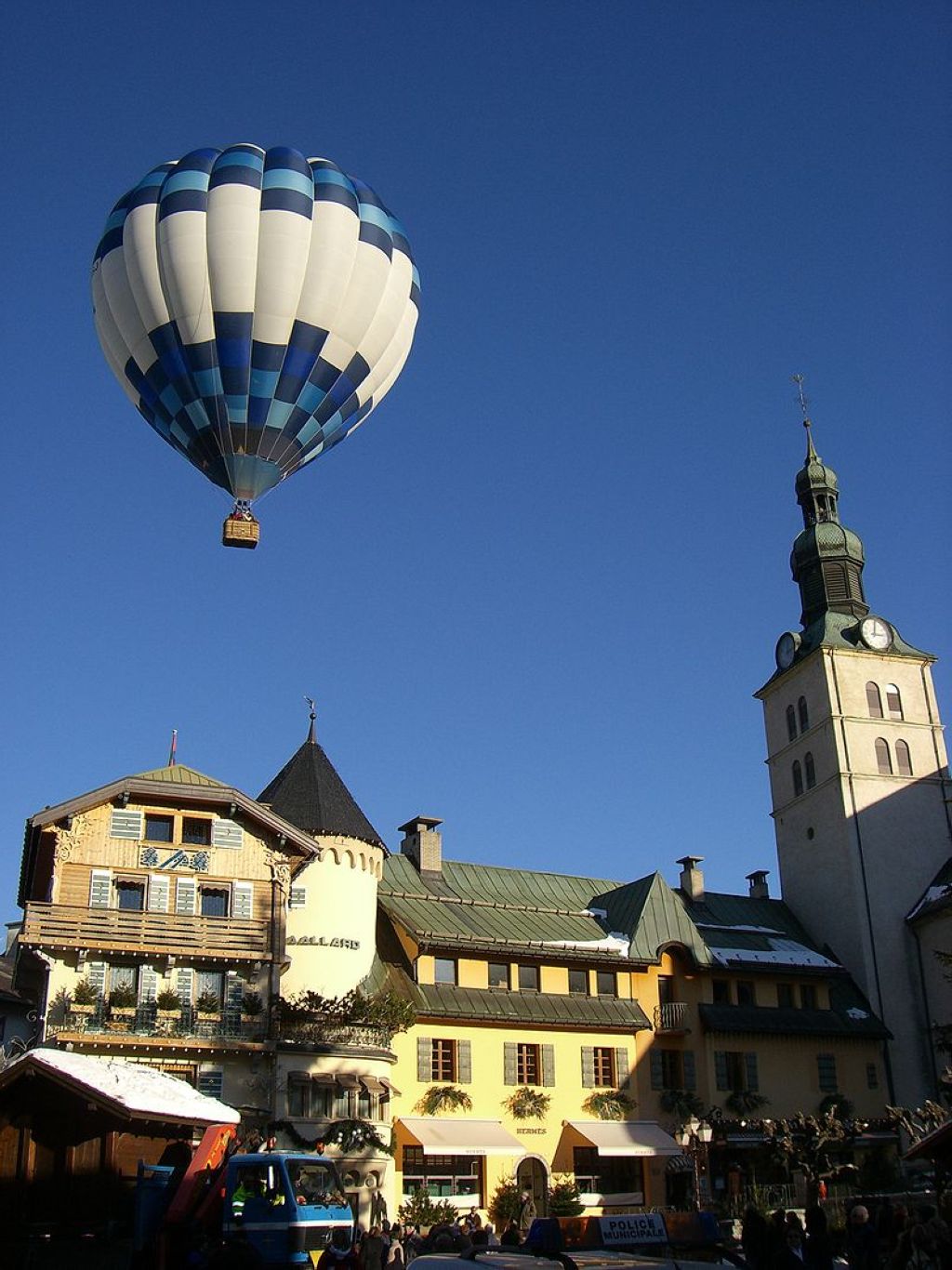 Place Centrale de Megève et son église