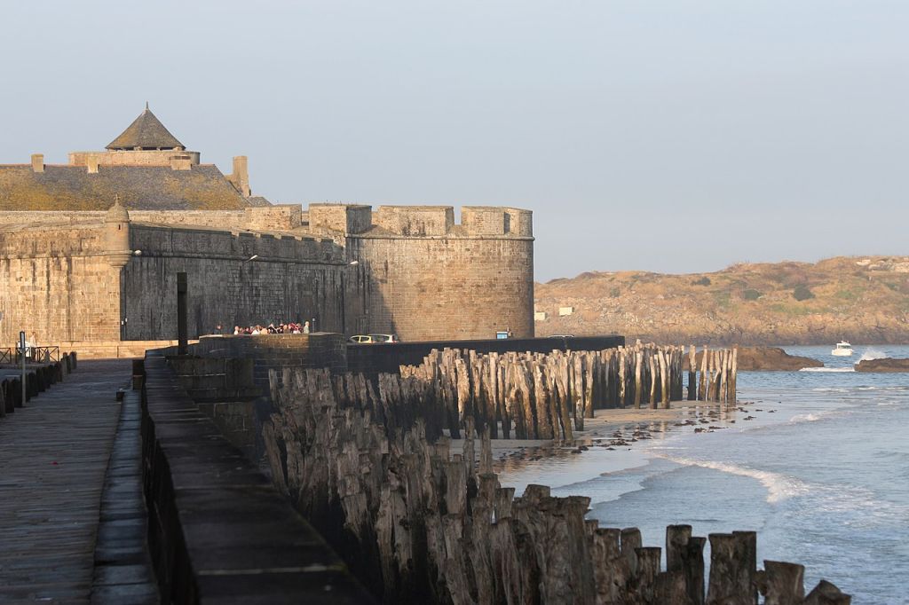 Le Château de SaintMalo vu de la chaussée du Sillon