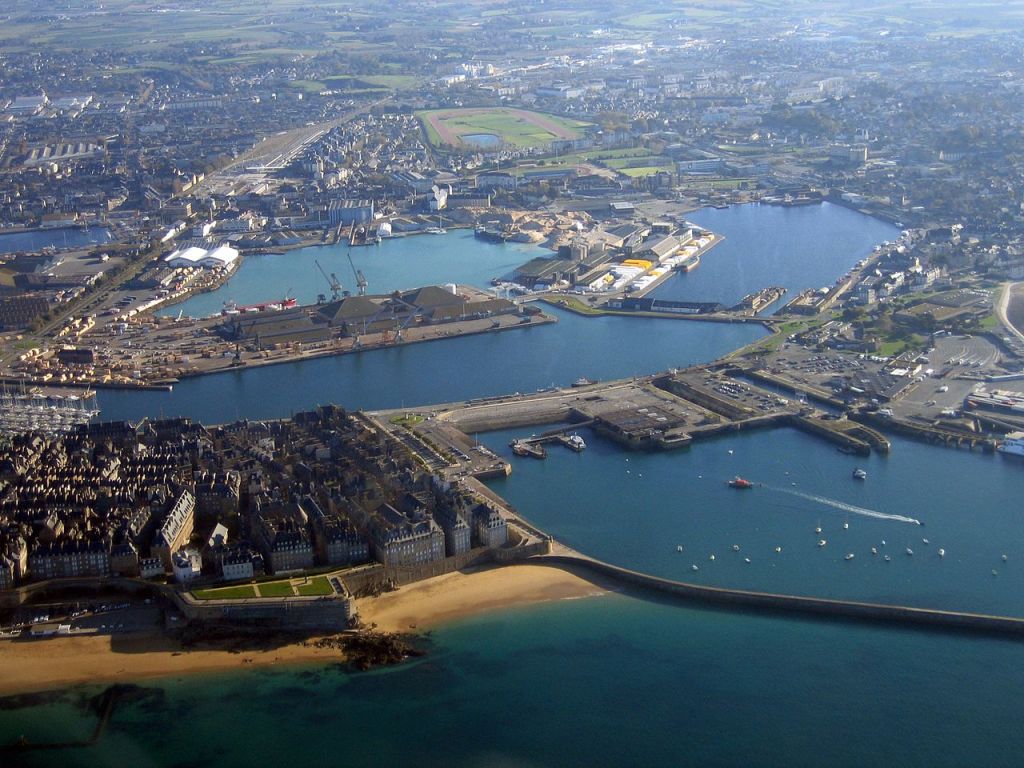 Le port avec à droite lécluse du Naye donnant accès aux bassins en arrièreplan et les fortifications de SaintMalo intramuros à gauche