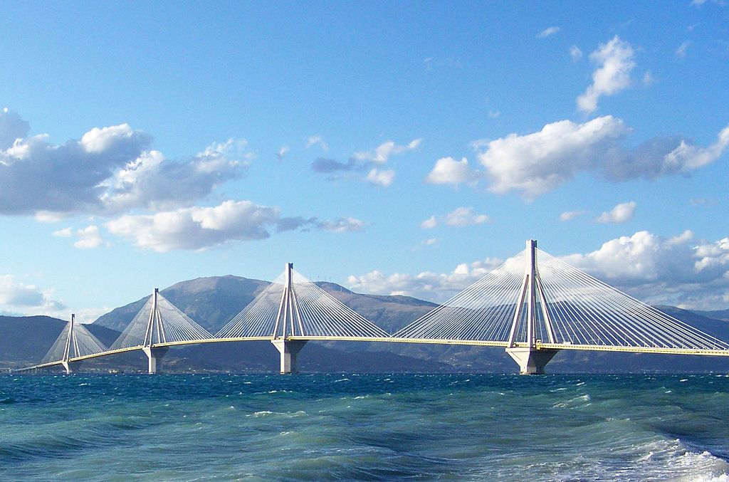 Le pont RionAntirion vu de la rive sud du Golfe de Corinthe Achaïe Grèce