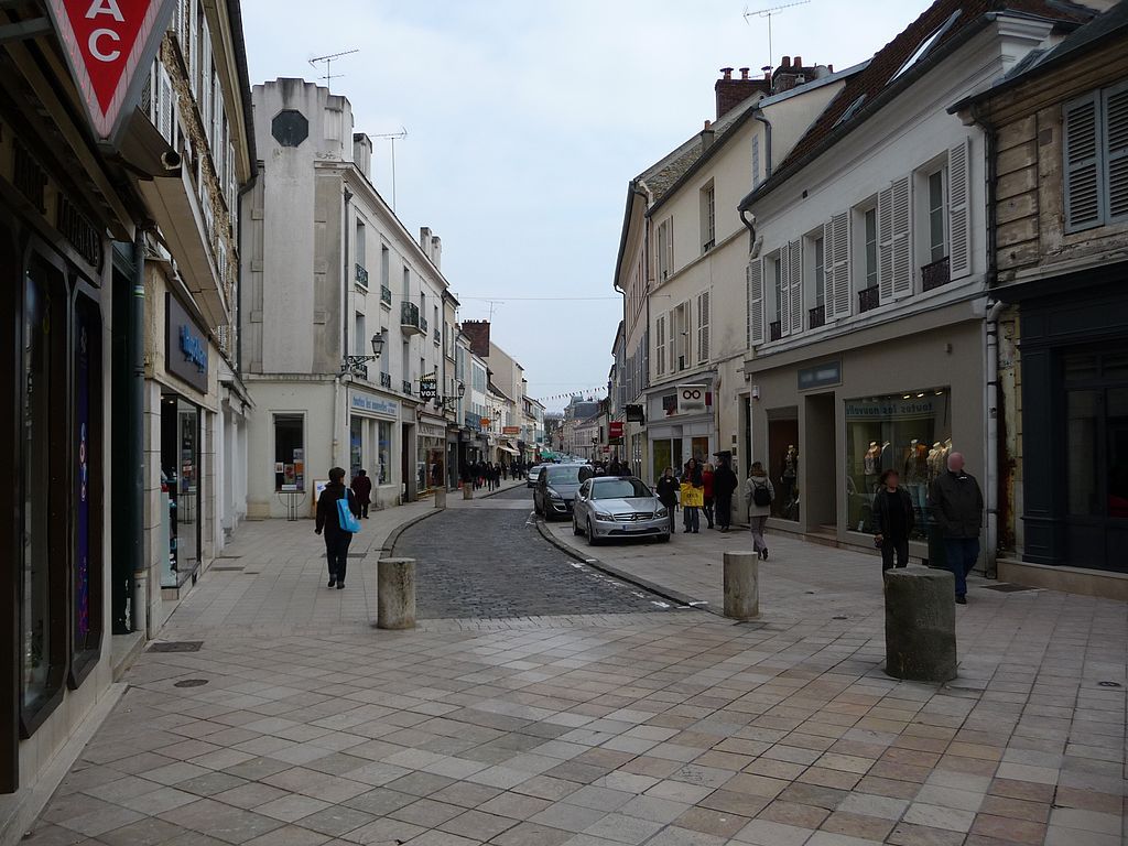 La rue CharlesdeGaulle rue commerçante de Rambouillet
