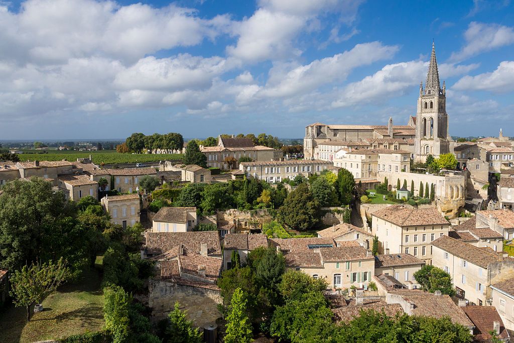 Vue générale de la cité médiévale dominée par le clocher de léglise monolithe
