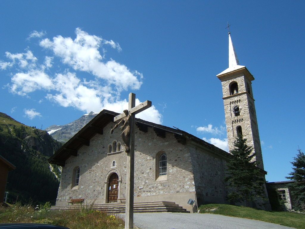 Léglise SaintJacques et le calvaire des Boisses à Tignes en Savoie