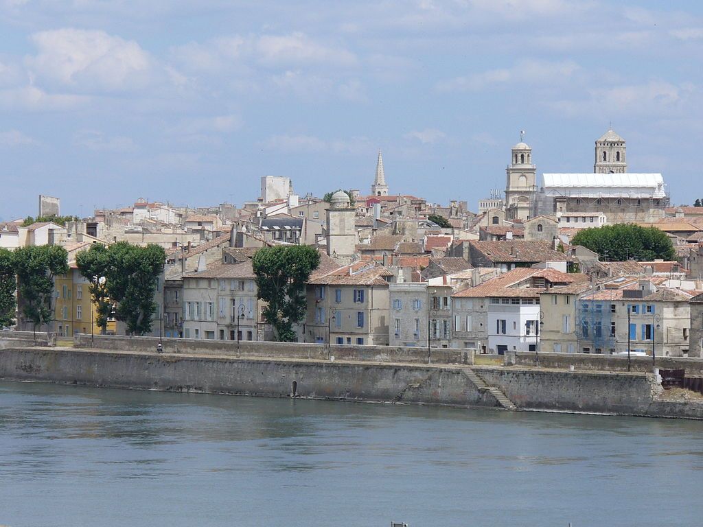 Au bord des quais vue sur le centre historique dArles