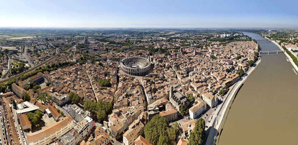 Vue aérienne dArles et du Rhône