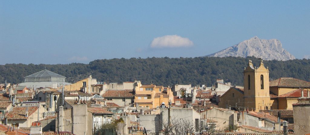 La Montagne SainteVictoire et sa croix vue des toits dAixenProvence