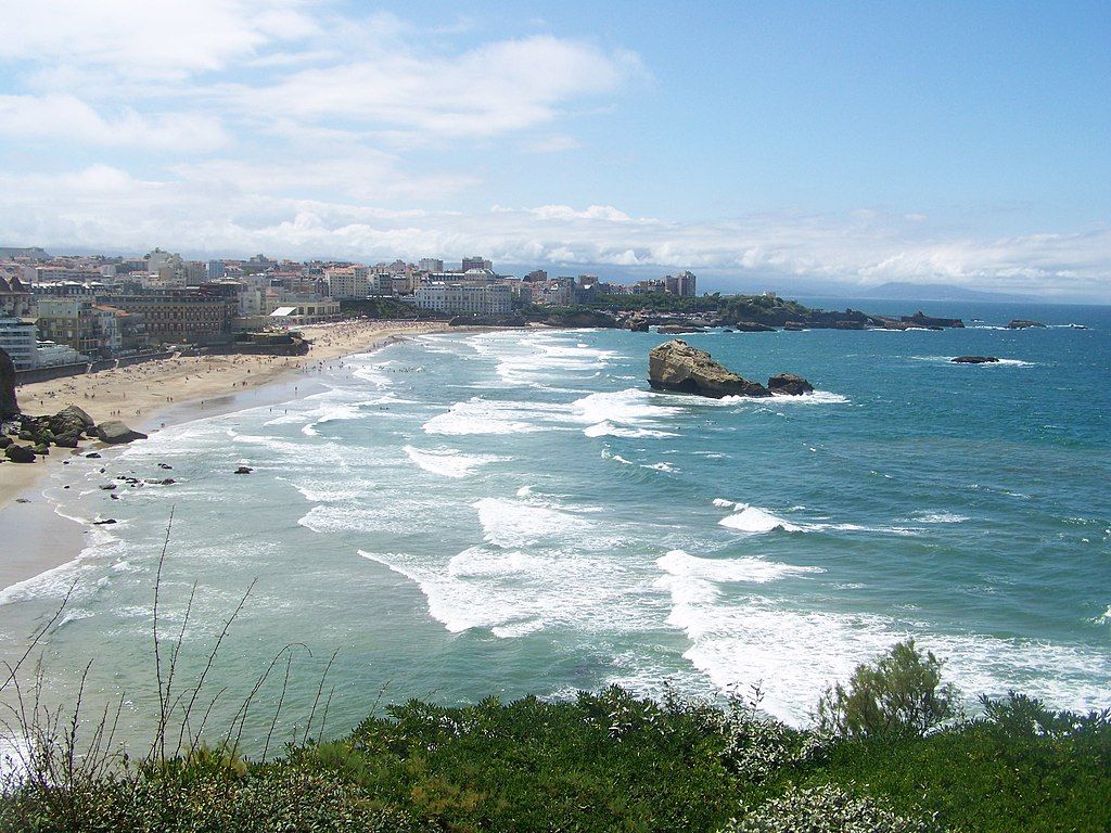 Vue sur la ville de Biarritz et lOcéan Atlantique dans les PyrénéesAtlantiques