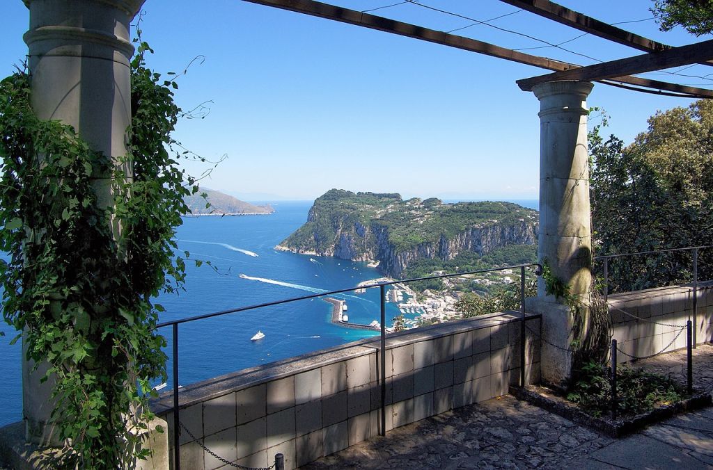 Vue sur la Marina Grande le port de Capri depuis la rotonde de la Villa San Michele