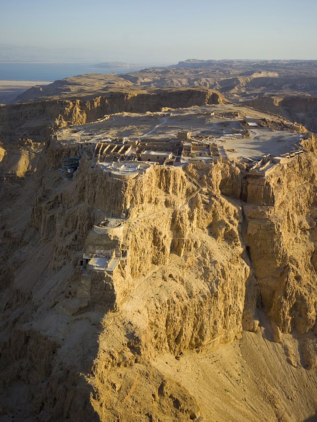 Les fortifications de Massada dans le désert de Judée Israël avec la mer Morte visible dans le fond