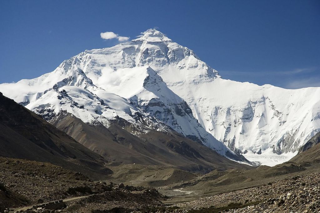 Face nord du Mont Everest vue du chemin menant au camp de base Tibet
