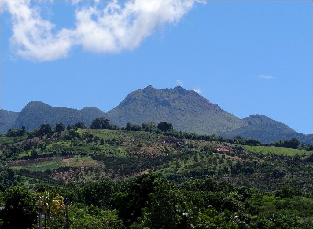Vue de la Soufrière depuis la ville de Baillif
