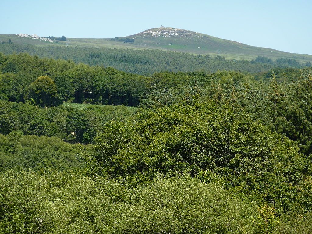 Le mont SaintMicheldeBrasparts vu de louest depuis Glujau Ti Riou en SaintRivoal
