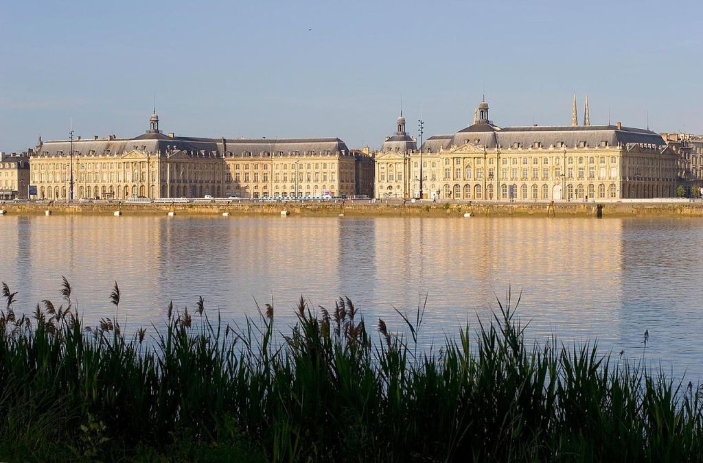 Quais de Bordeaux au bord de la Garonne et place de la Bourse France
