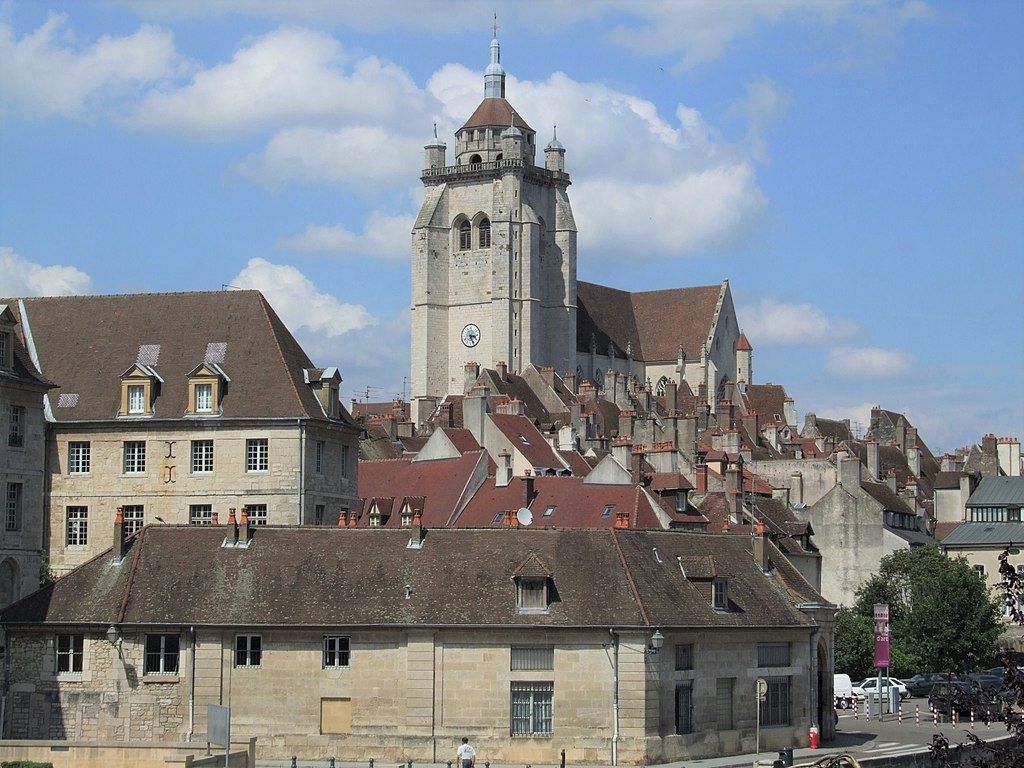 Toits de la ville et vue sur la collégiale NotreDame Dole Jura FRANCE