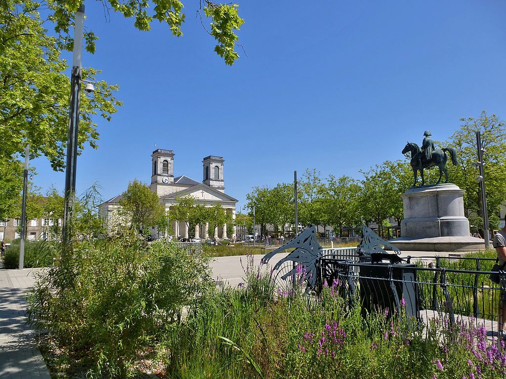 La statue de Napoléon et léglise SaintLouis sur la place Napoléon à La RochesurYon