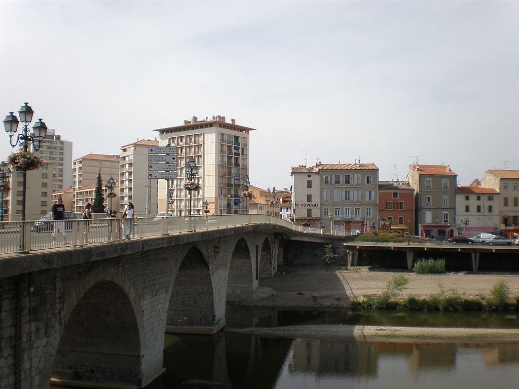 le centre ville dAlès Gard France et pont sur le Gardon