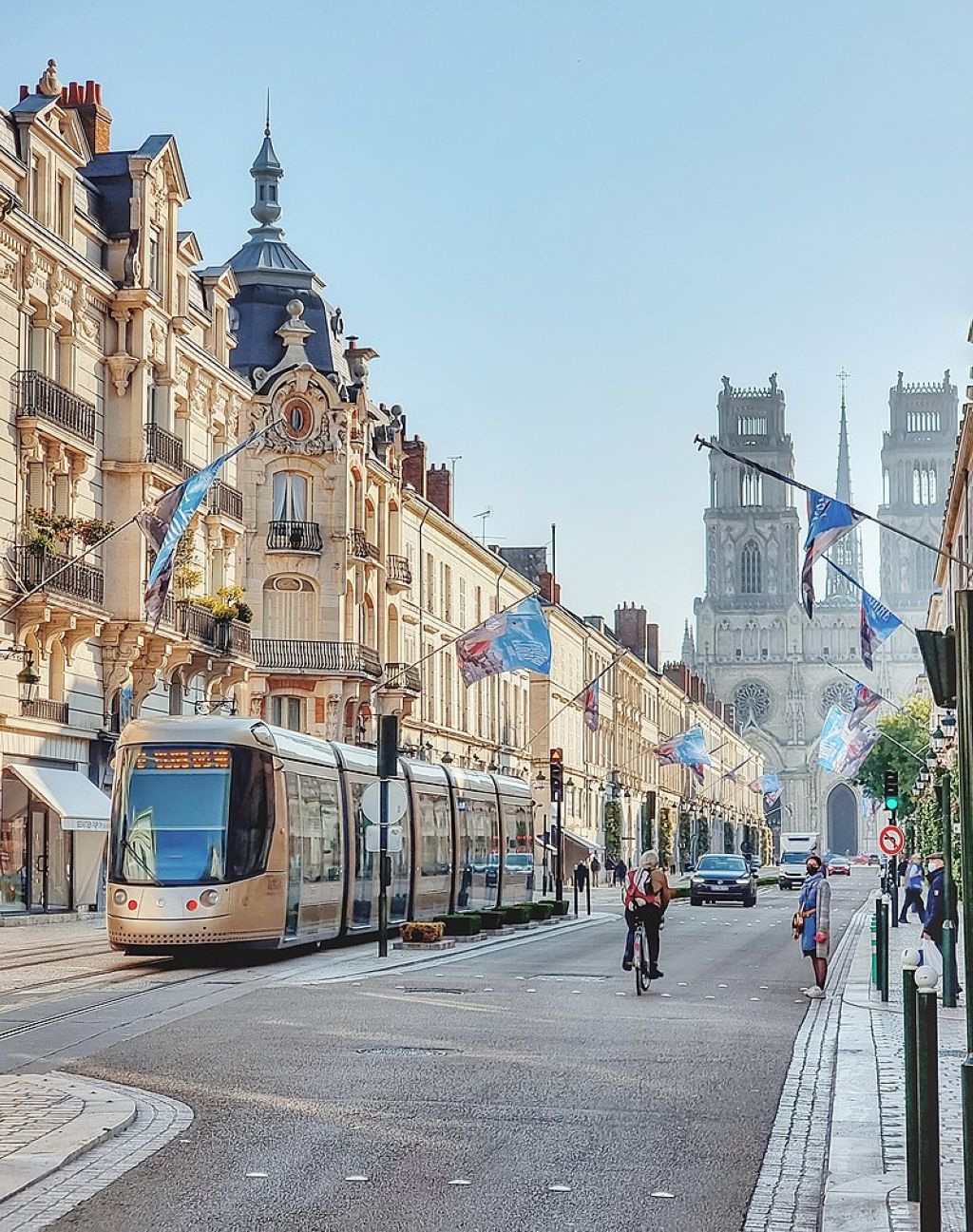 La rue Jeanne dArc à Orléans la Cathédrale SainteCroix