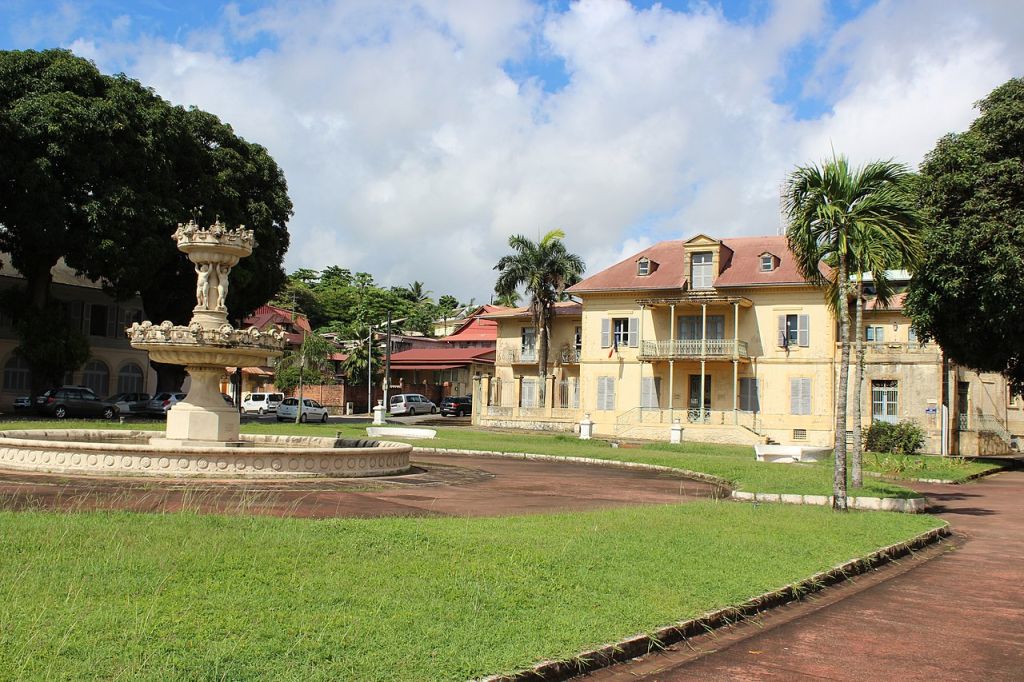 Vue sur la place LéopoldHéder à Cayenne