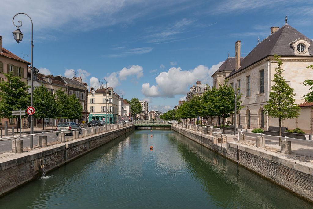 Le canal des BasTrévois depuis la rue RogerSalengro