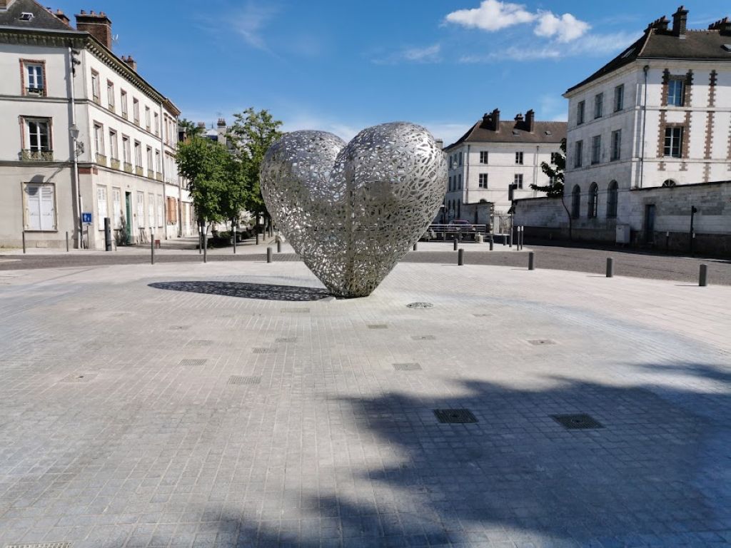 Le Cœur de Troyes devant le canal des BasTrévois