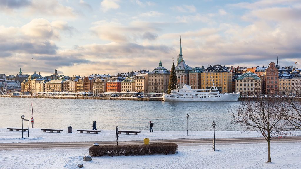 Quai de Skeppsbrokajen vu de Skeppsholmen avec Stadsholmen derrière