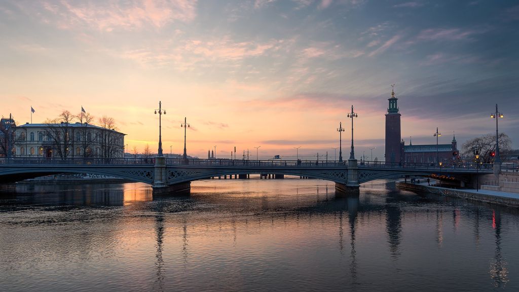 Le pont de Vasa Vasabron sur la rivière Norrström avec lhôtel de ville Stadshuset à larrière