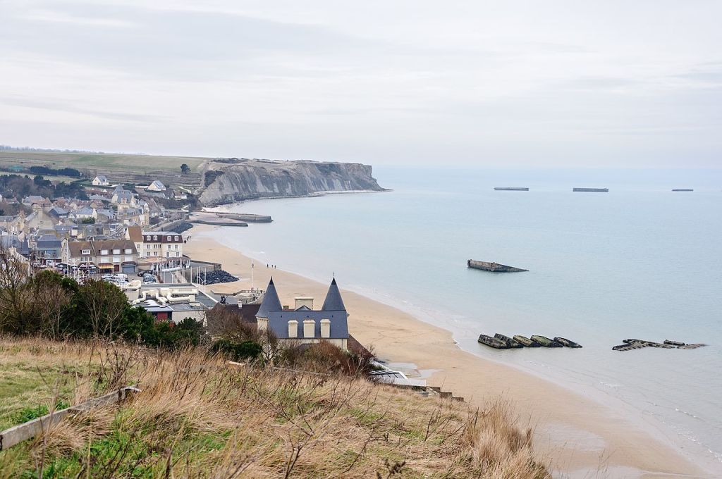 Arromanches vue de lest avec les vestiges du port Mulberry dans sa baie dans le nord