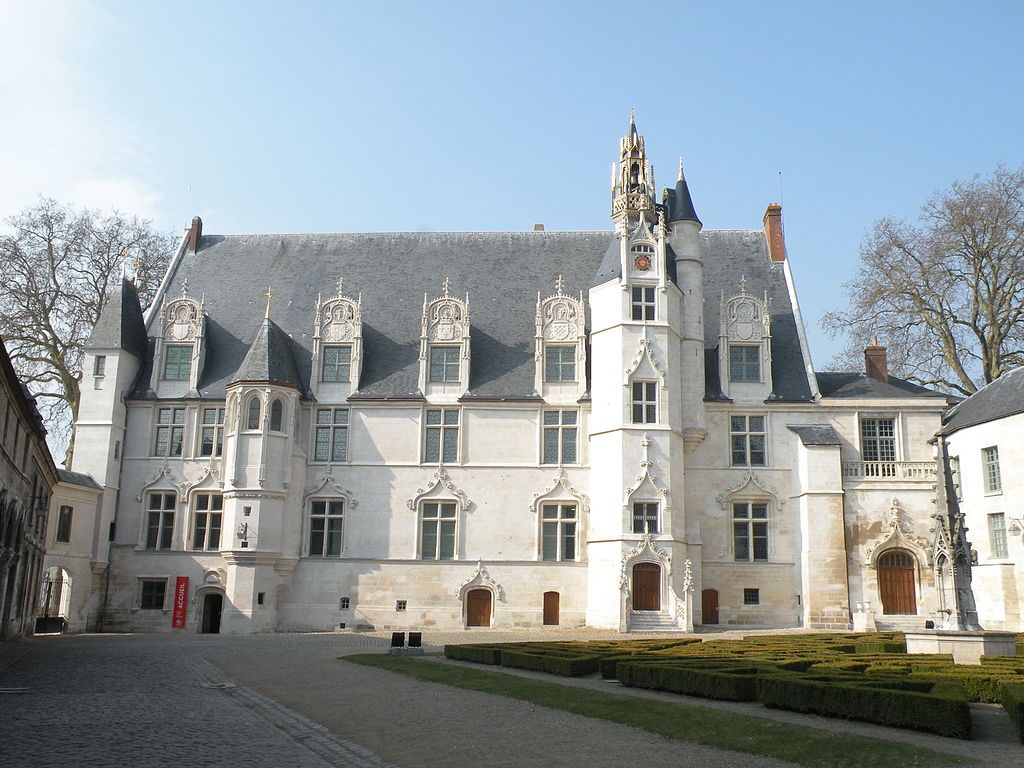 Le musée départemental de lOise se trouve dans lancien palais épiscopal de Beauvais