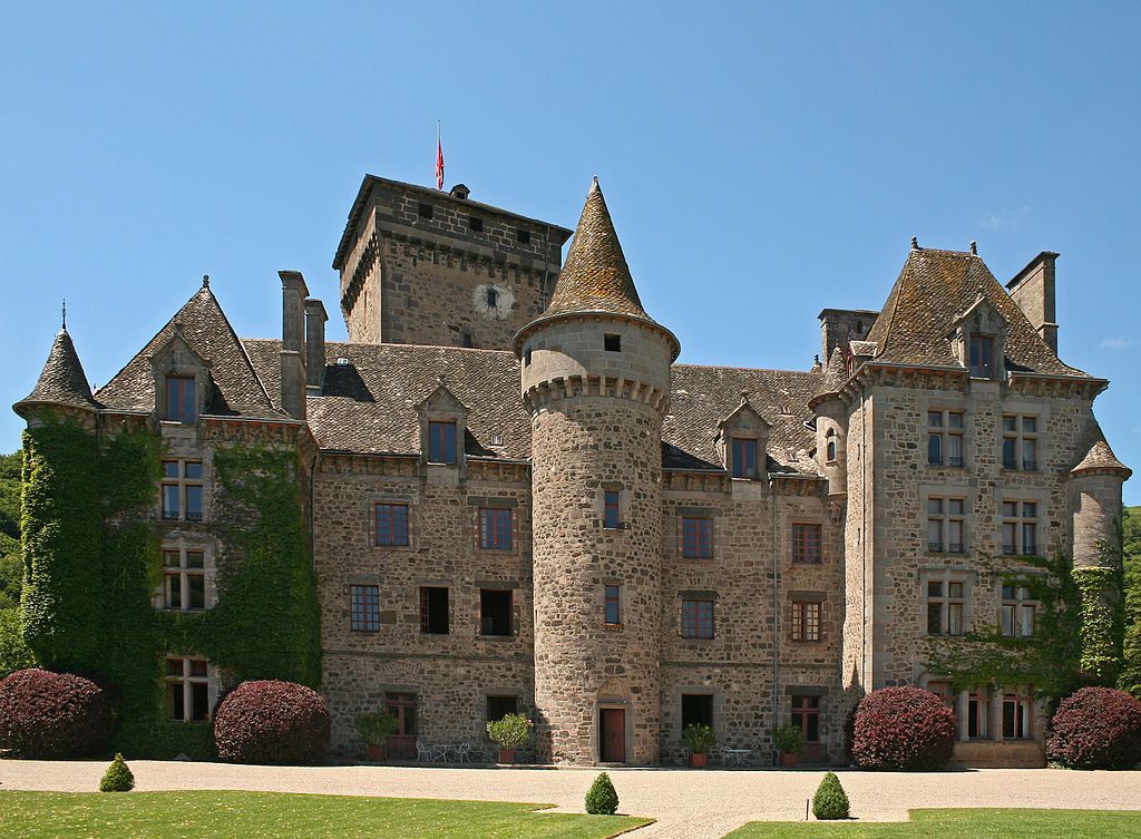 La façade du Château de Pesteils sur la commune de Polminhac dans le Cantal France