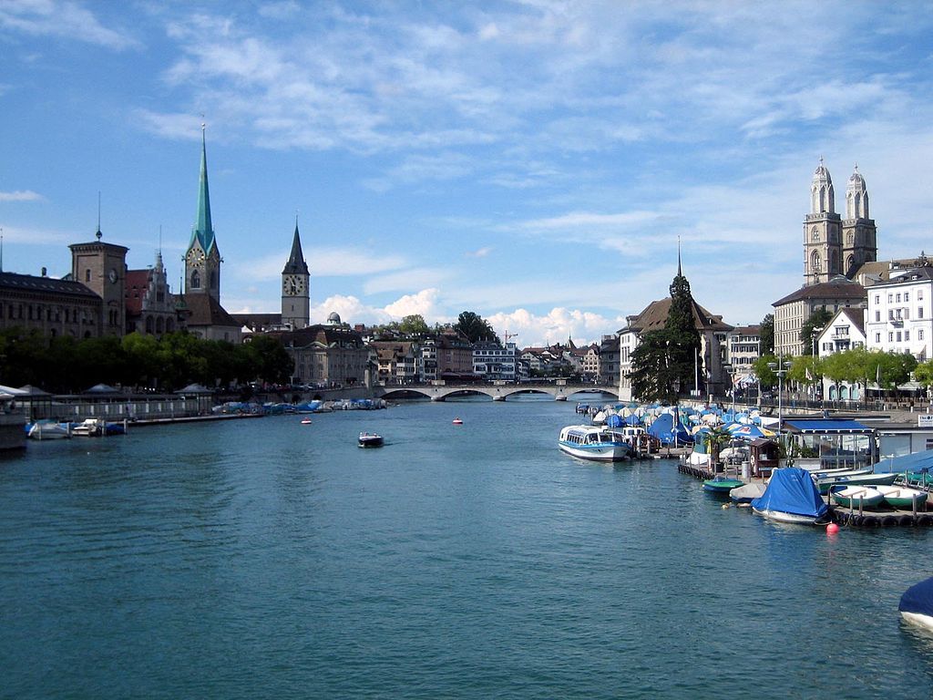 La Limmat avec de gauche à droite les églises Fraumünster SaintPierre Wasserkirche et Grossmünster