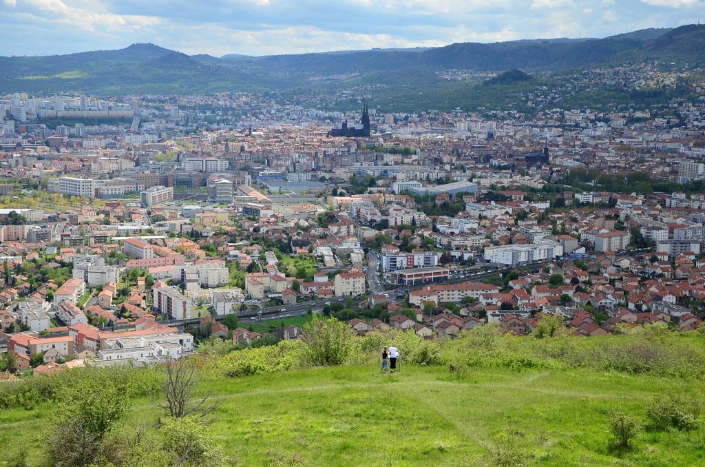 Vue de ClermontFerrand à partir des Côtes de Clermont Chanturgue