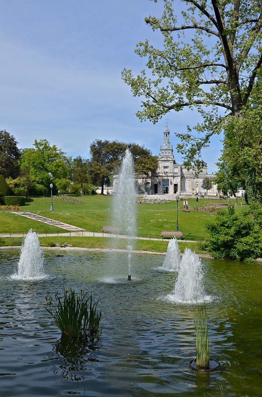 Bassin et jets deau parc de lhôtel de ville de Cognac Charente France