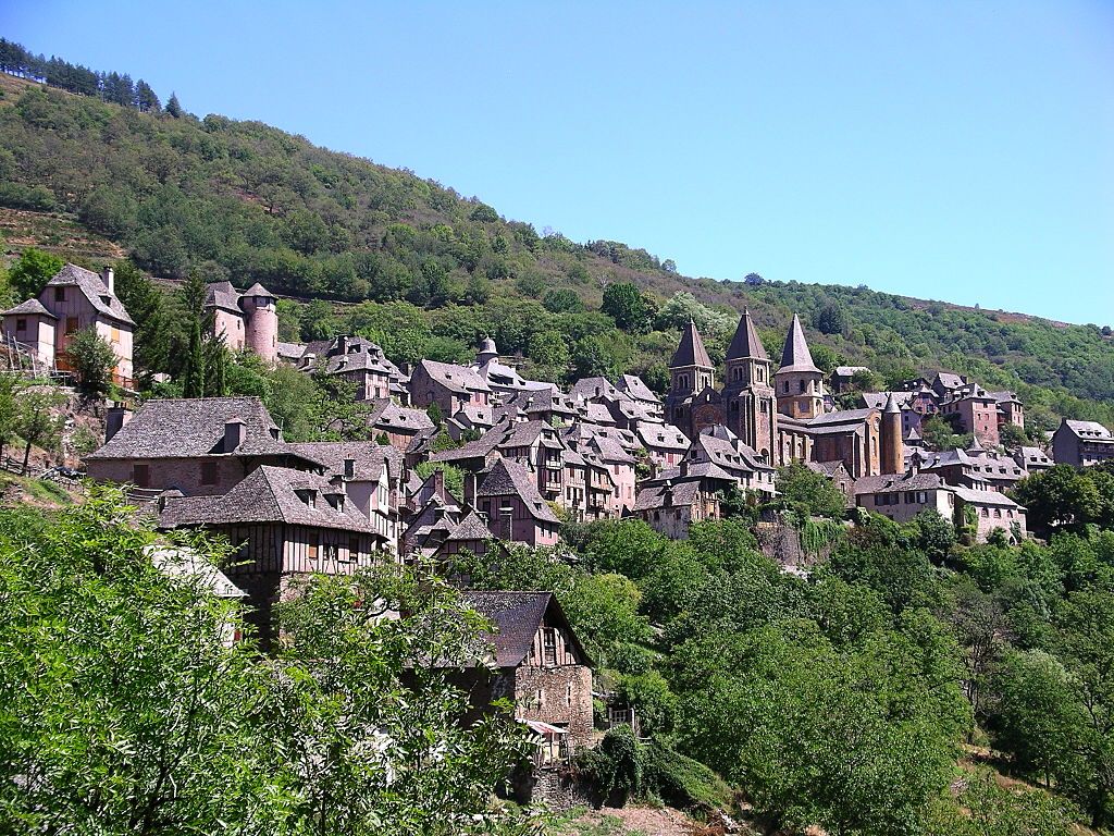 Vue du village de Conques  Aveyron France 