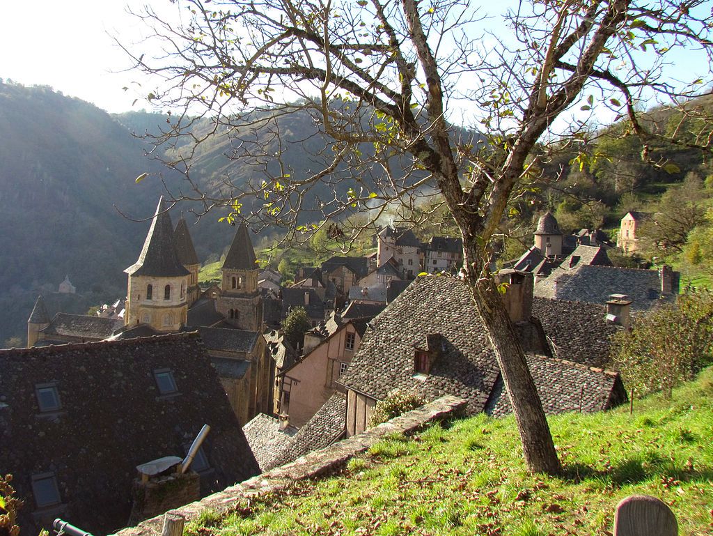 Une vue légèrement plongeante sur léglise abbatiale de Conques Aveyron 