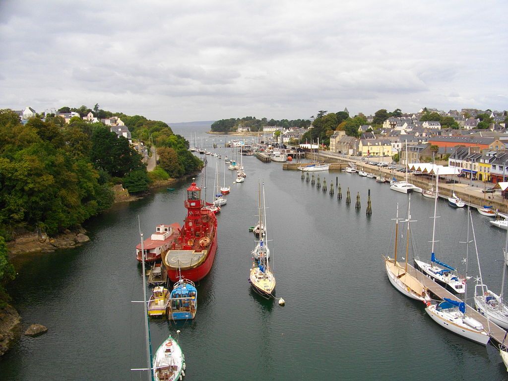 La Ria du PortRhu vue du viaduc  à droite Douarnenez à gauche Tréboul à larrièreplan lîle Tristan