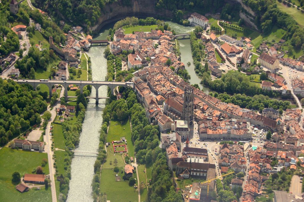 Vue aérienne de la vieille ville de Fribourg en Suisse