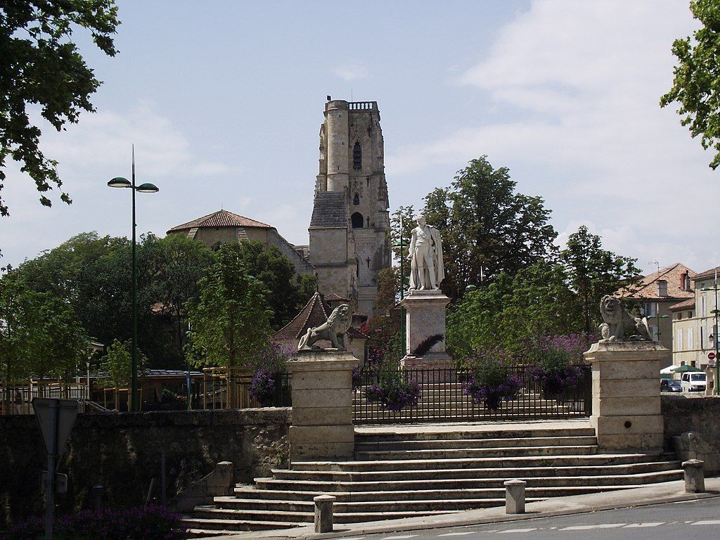 Statue du Maréchal Lannes et cathédrale SaintGervaisSaintProtais Lectoure Gers France