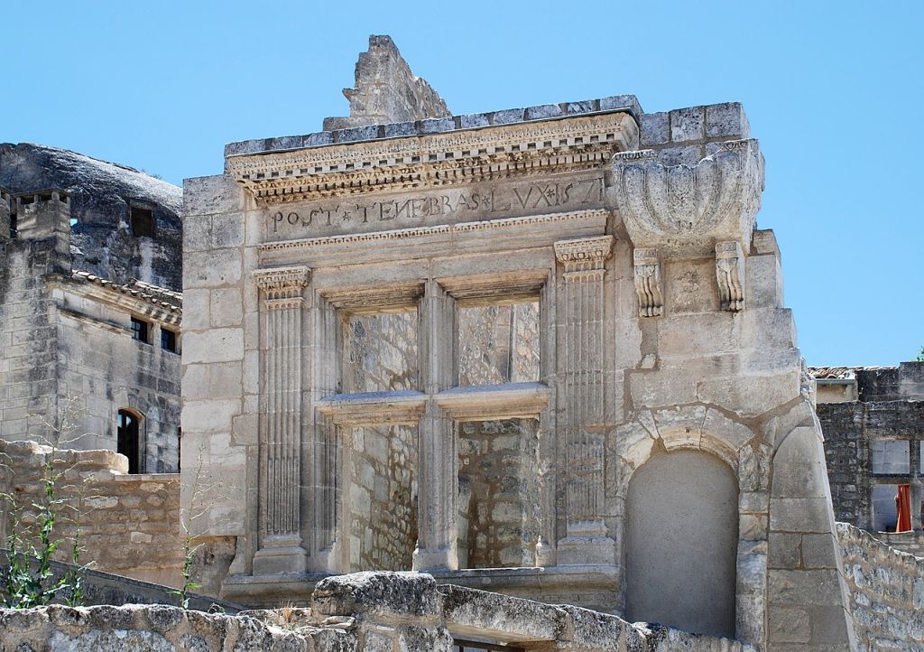 France  Provence  Les Baux  Fenêtre Post Tenebras Lux