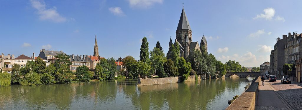 Metz France la Moselle avec le Temple Neuf le Pont des Roches et le Quai Paul Vautrin