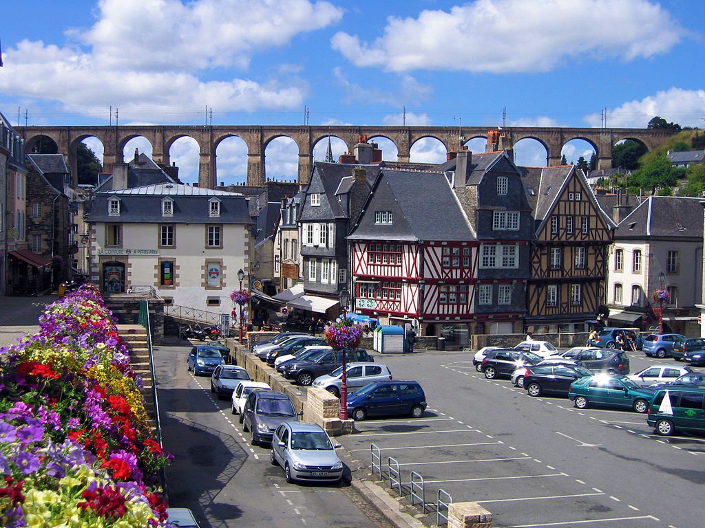 Vue de Morlaix le viaduc et de vieilles maisons