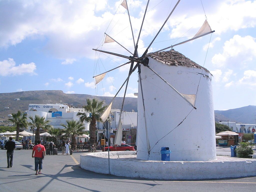 Moulin à vent à Parikia la capitale de lîle de Paros à la sortie du port