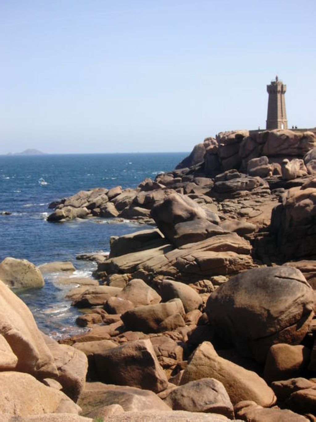 PerrosGuirec  La côte de granit rose et le phare de Ploumanach