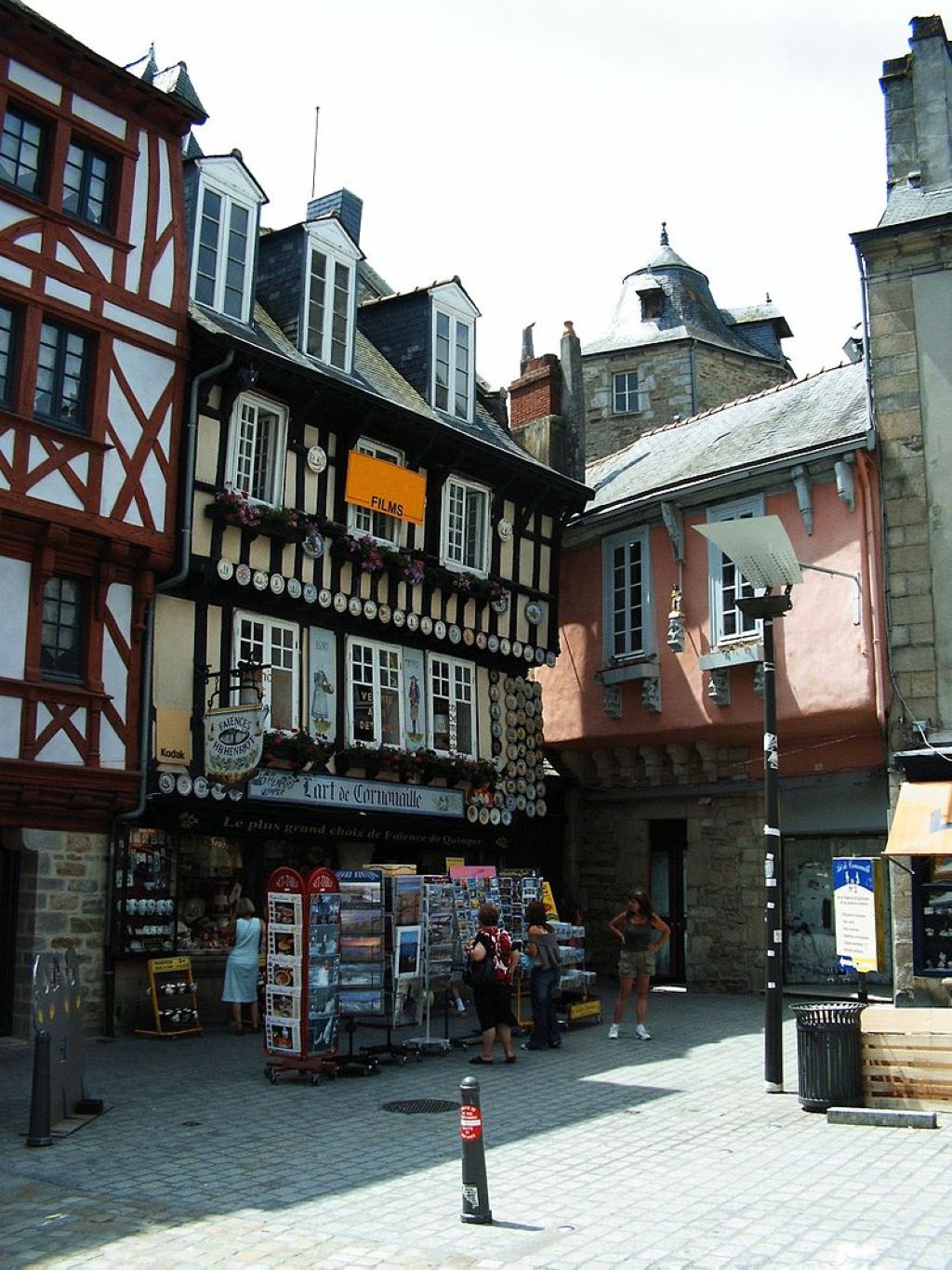 Quimper maisons anciennes sur le parvis de la cathédrale SaintCorentin