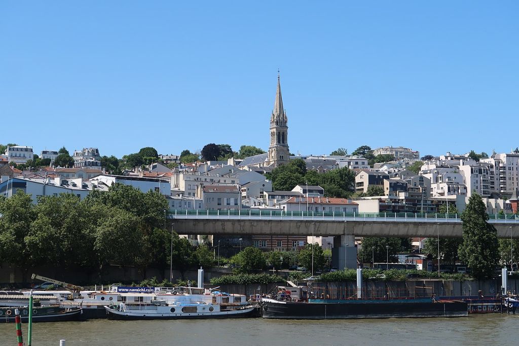 SaintCloud vu du pont de SaintCloud avec léglise SaintClodoald