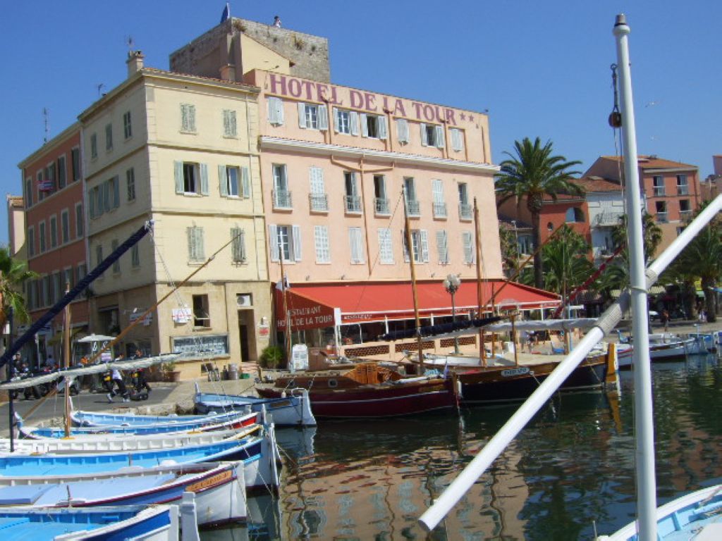 La tour romane près du port de Sanary