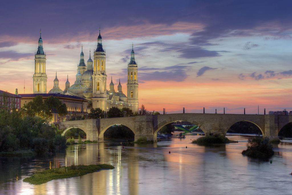 La basilique NotreDame du Pilier et le pont de pierre sur lÈbre à Saragosse
