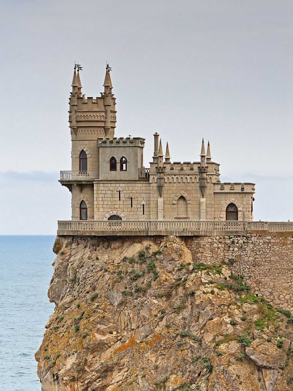 Le château du Nid dhirondelle situé sur les bords de la mer Noire à Gaspra près de Yalta en Crimée