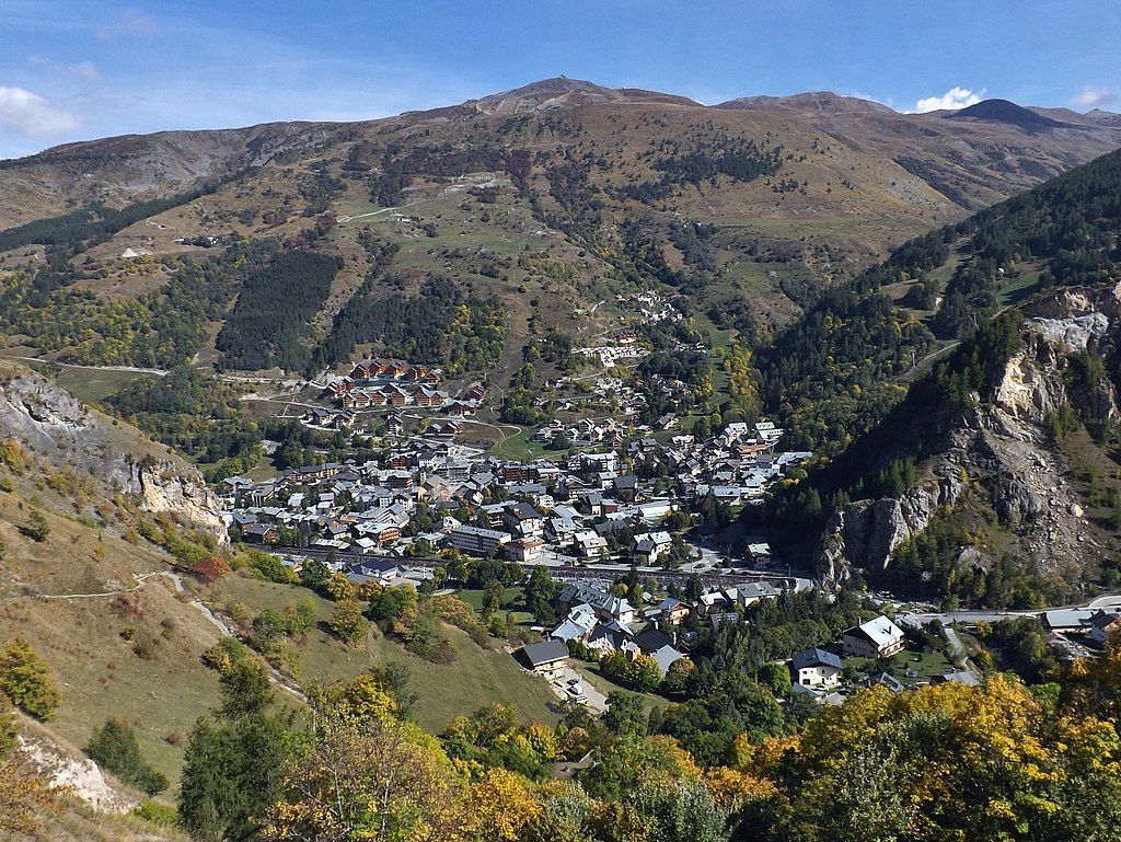 Vue panoramique du village et station de ski de Valloire en Savoie